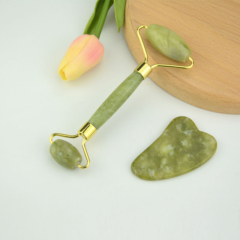 Heart-shaped Gua Sha tool dimensions 2.16 x 3 inch with smooth edge protection